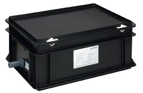 Schwarze Kunststoffbox mit Deckel und seitlichem Anschluss, gekennzeichnet mit einem Etikett. Produkt von Grünbeck, zur Neutralisation verwendet.